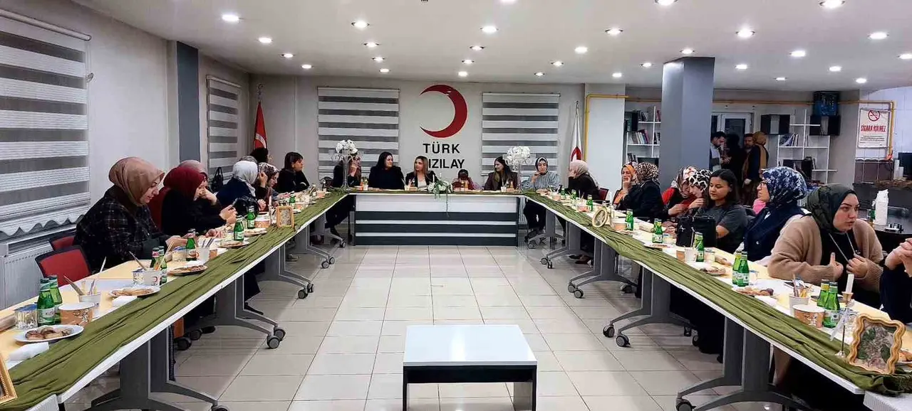 Kızılay Kadın Ağrı’dan 81 İl 81 Aşevi Projesi’ne destek