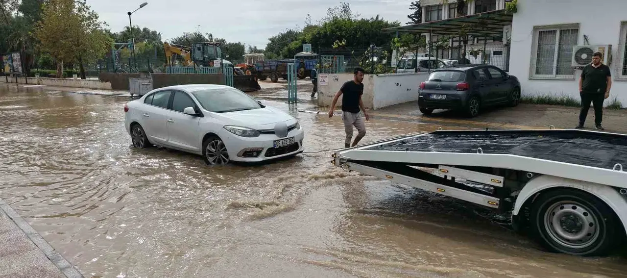 Mersin’de şiddetli yağış: İlçelerde yollar ve tarım alanları su altında kaldı