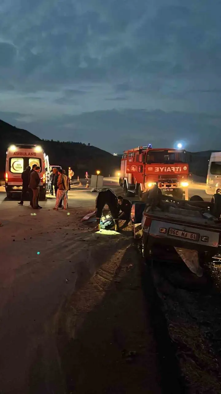 Takla atan otomobil hurdaya döndü: Sürücü kazadan yara almadan kurtuldu