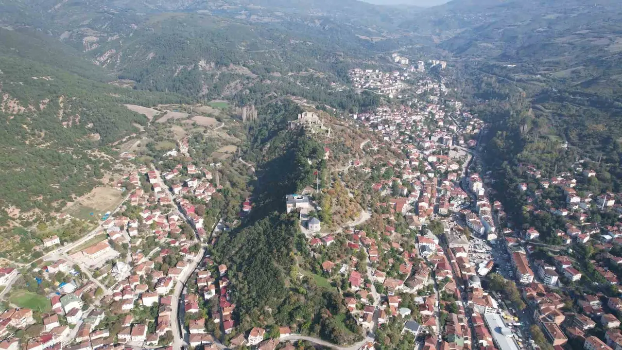 9 asırlık Yağıbasan Medresesi’nin hasarlı çatısında brandalı önlem alındı