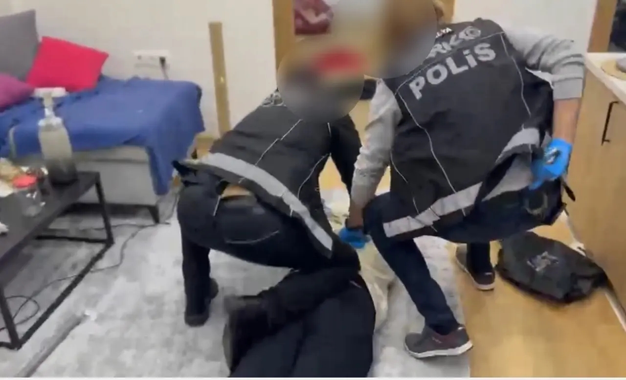Antalya’da zehir tacirine operasyon kamerada: 7,5 kilogram esrar ele geçirildi