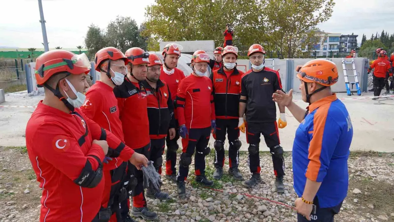 28 saniyelik deprem senaryosu 3 ili harekete geçirdi