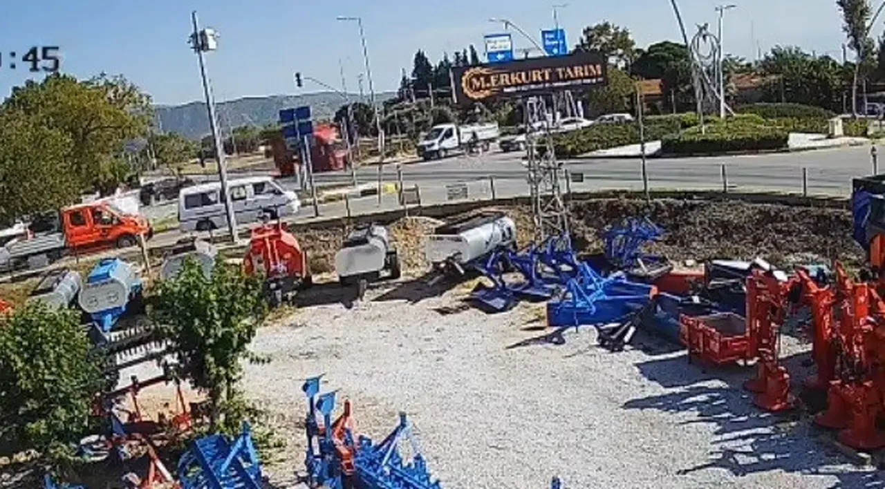Kamyonetin altında kalmaktan son anda kurtuldu, o anlar kamerada