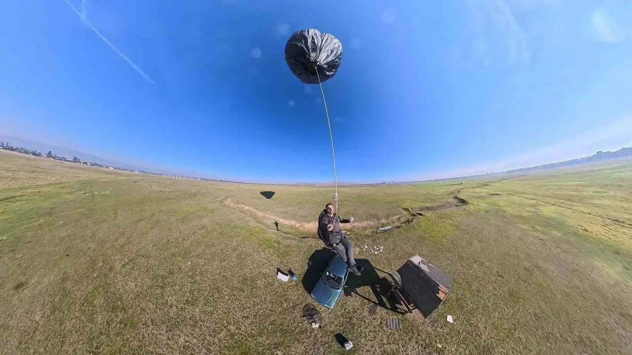 Çöp poşetlerinden güneş enerjisiyle yükselen balon yaptı