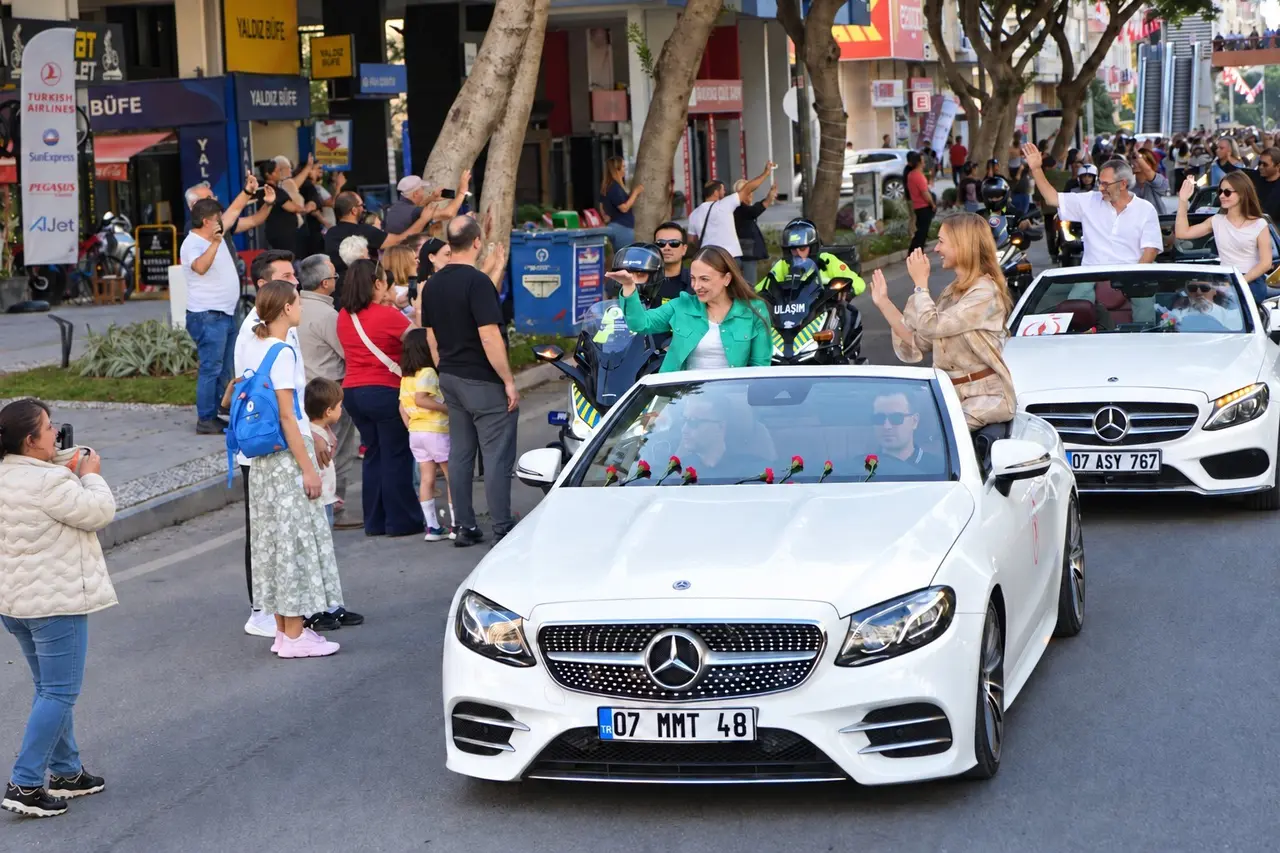 "63. Uluslararası Antalya Altın Portakal Film Festivali" kortejine yoğun ilgi