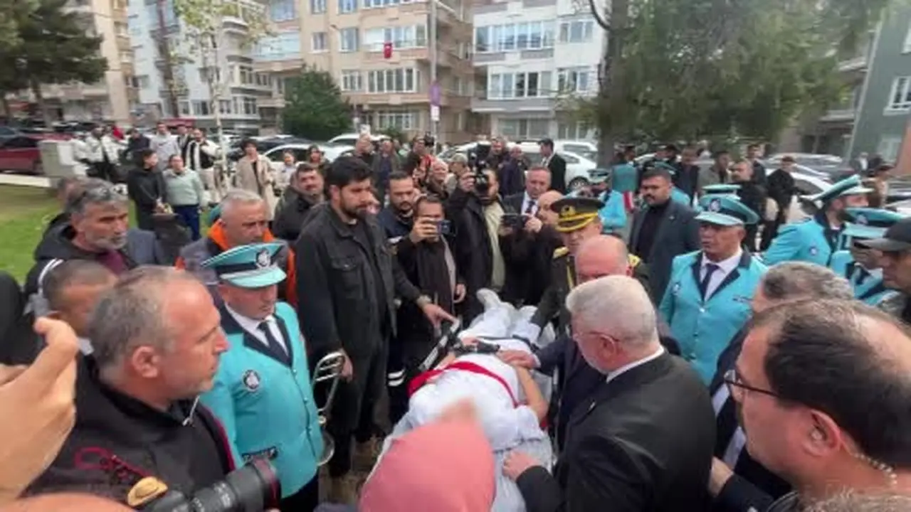 Çelenk sunma töreninde baygınlık geçiren çocuk merdivenden düştü