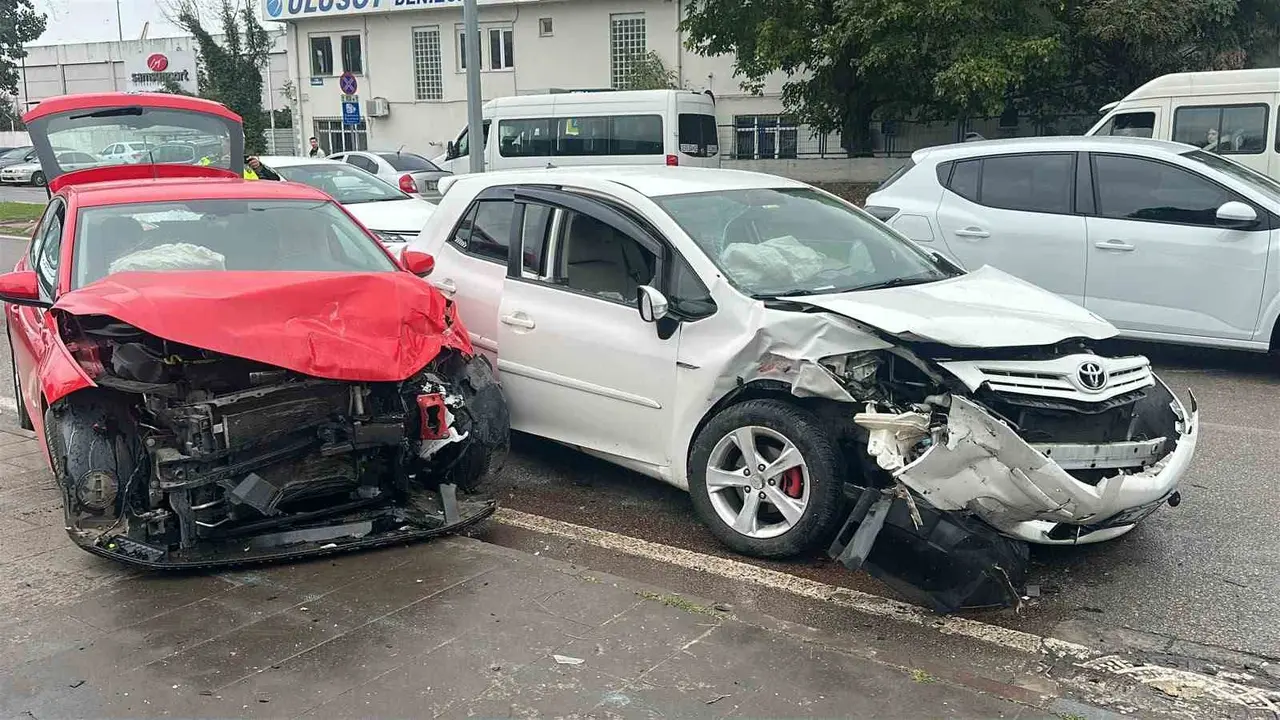 Samsun’da otomobiller kafa kafaya çarpıştı: 1’i ağır 2 yaralı