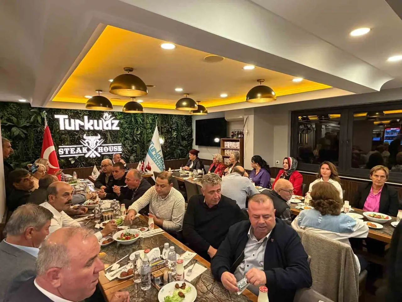 İş İnsanı Özdemir Muhtarlar Günü’nde Bandırmalı muhtarlarla buluştu