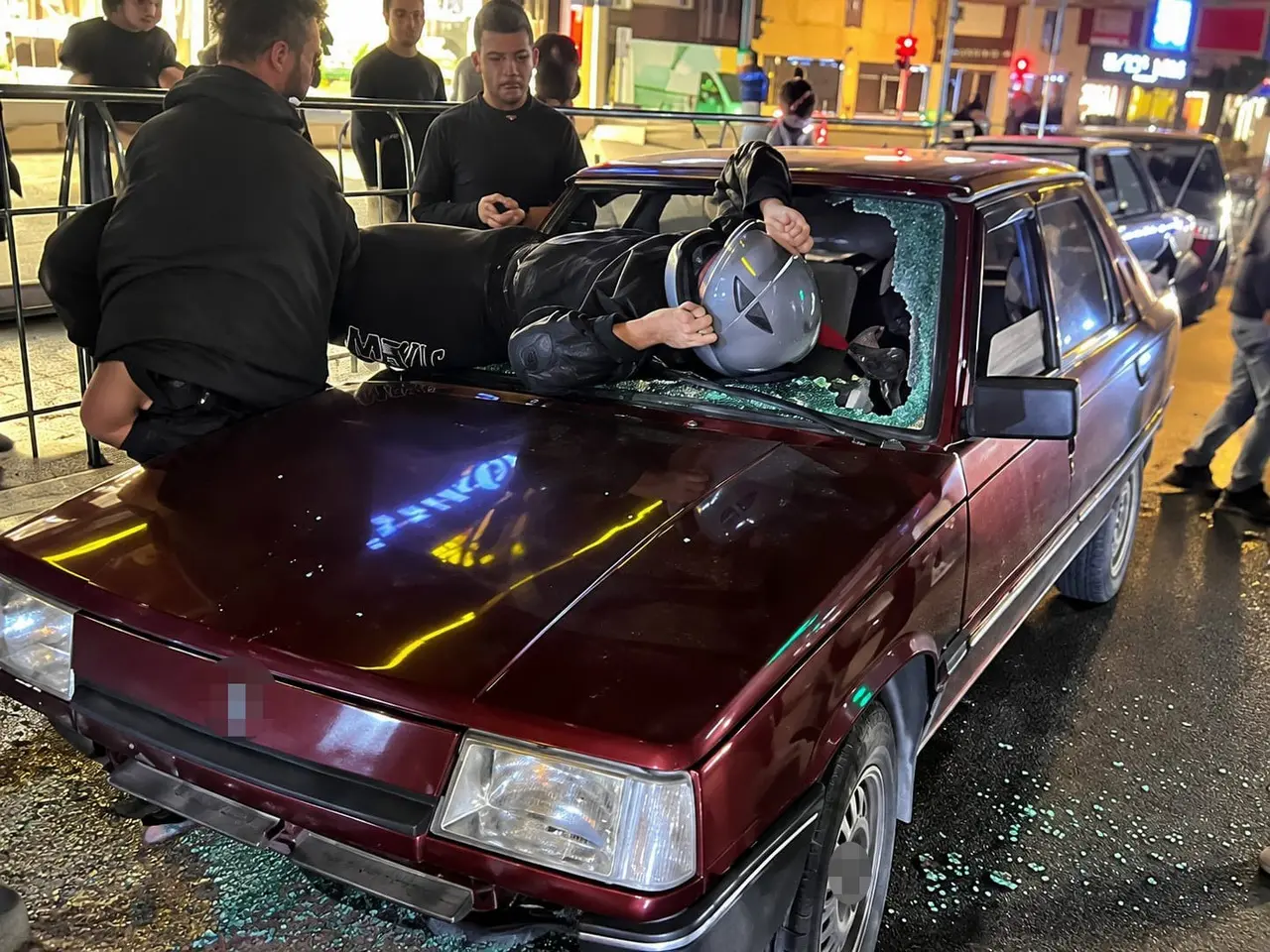 Otomobile çarpan motosiklet sürücüsü camdan içeri girdi
