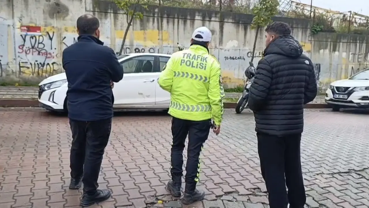Sultangazi’de kiralık araçla ortalığı birbirine kattılar: Otomobili bırakıp kaçtılar