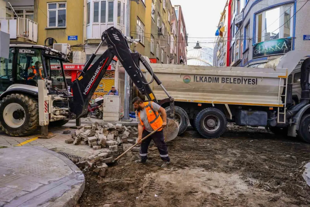 Başkan Kurnaz sözünü tuttu, cadde sıcak asfalta kavuştu