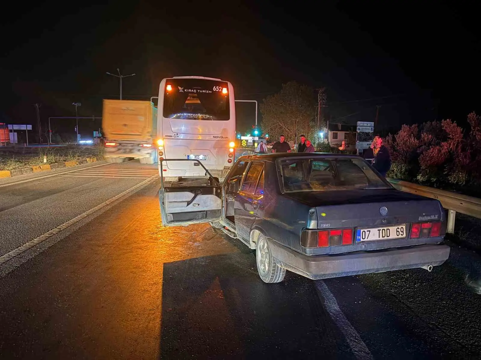 Manavgat’ta ışıkta bekleyen otobüse çarpan otomobilin sürücüsü yaralandı
