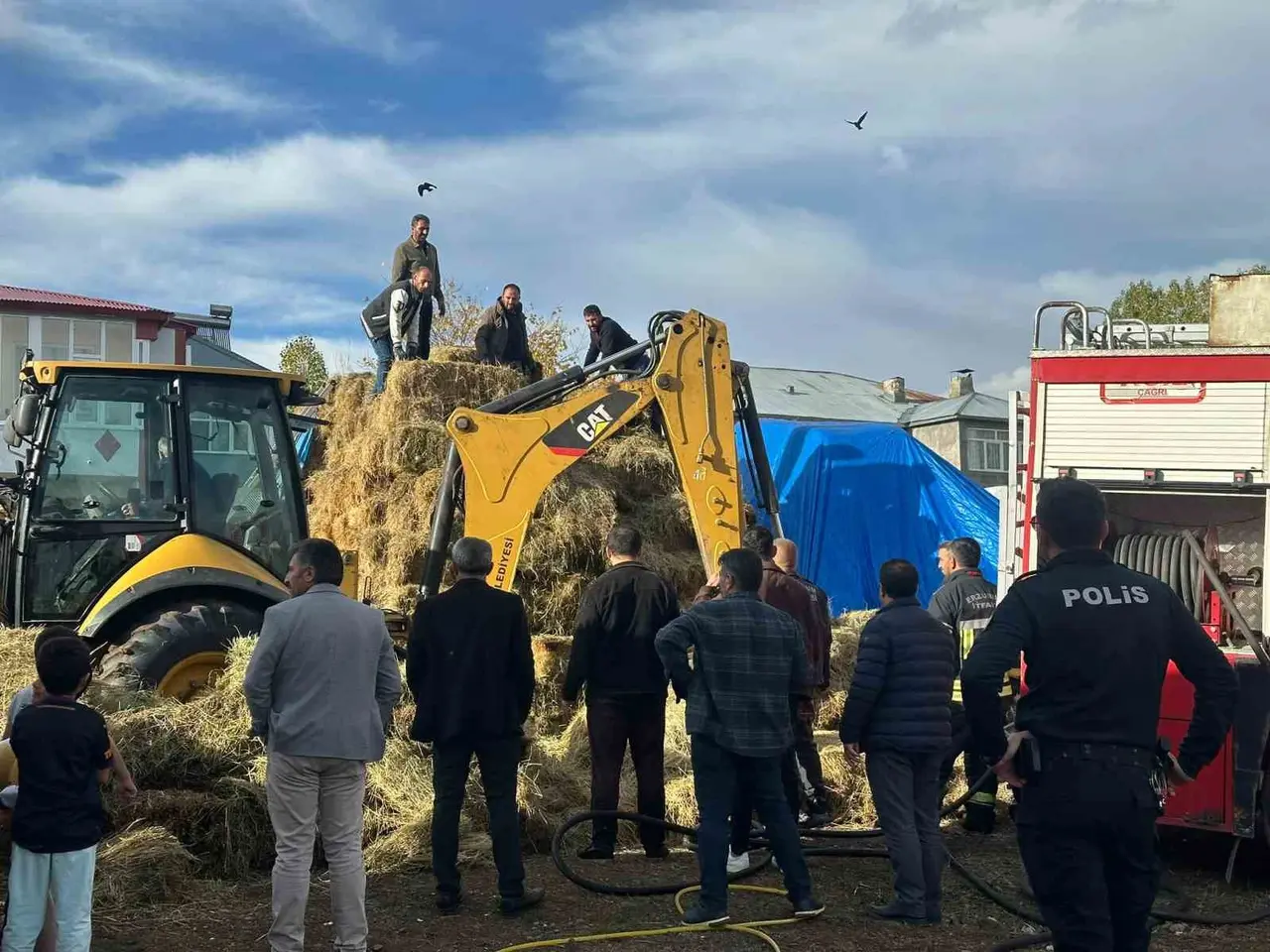 Karayazı’da evin önündeki otlar alev aldı