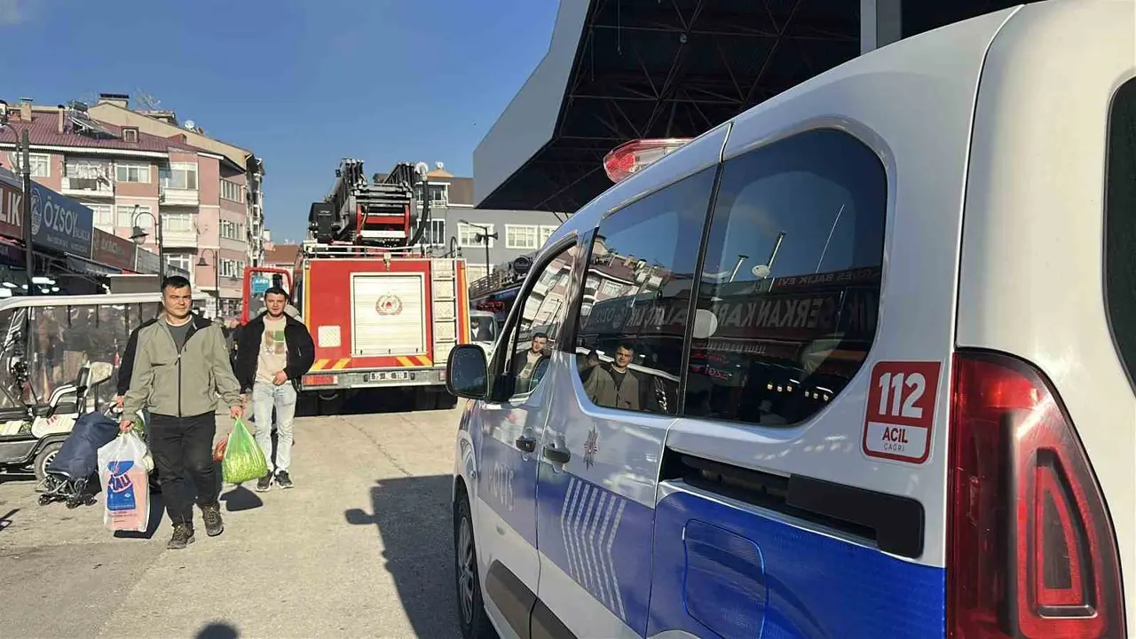 Balıkçının bacasında yangın çıktı, tezgahta satışlar durmadı