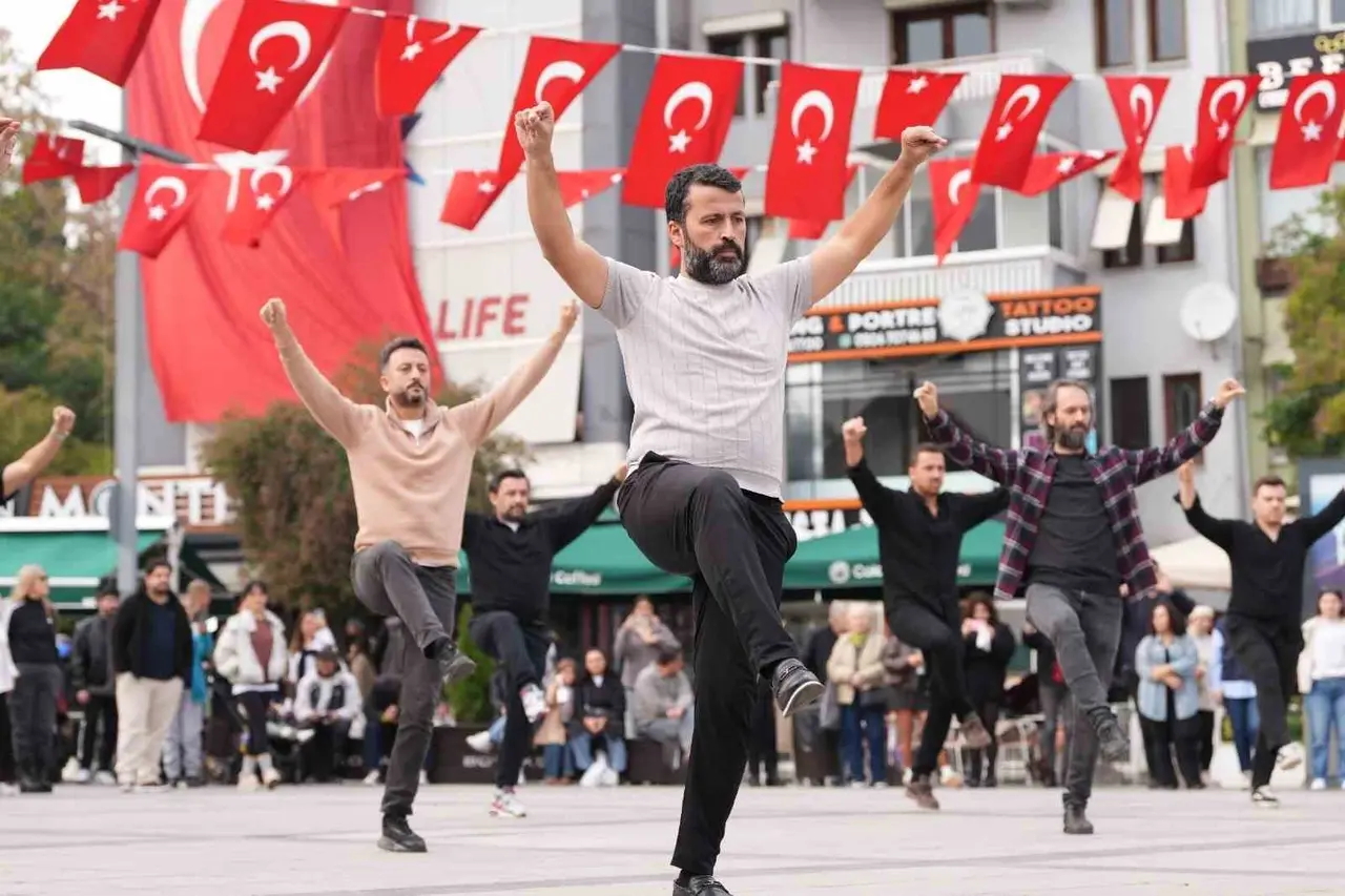 Davul zurna sesleri yükseldi, 41 kişi zeybek oynadı