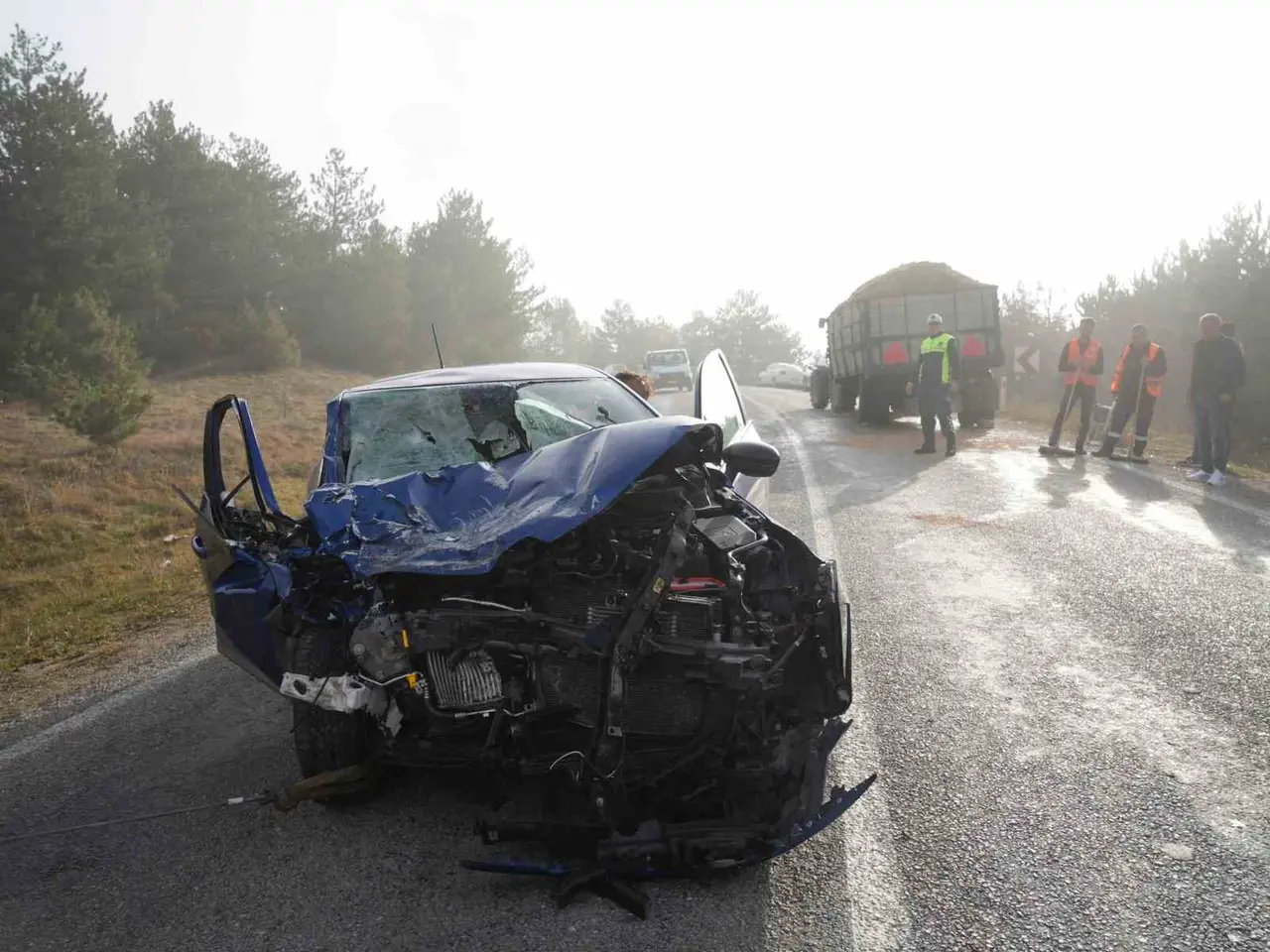 Yoğun sis nedeniyle otomobil traktöre çarptı: 1 yaralı