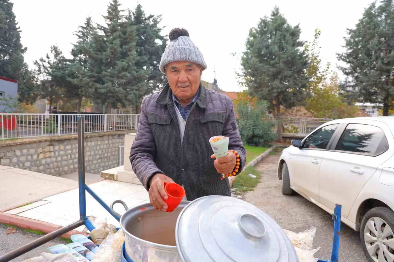 35 yıldır el arabasıyla sokak sokak dolaşıp nohut satıyor
