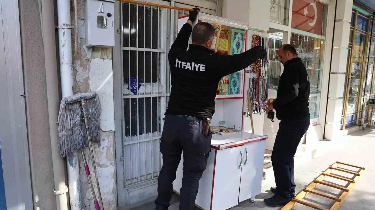 Kepenkte sıkışan kedi kurtarıldı