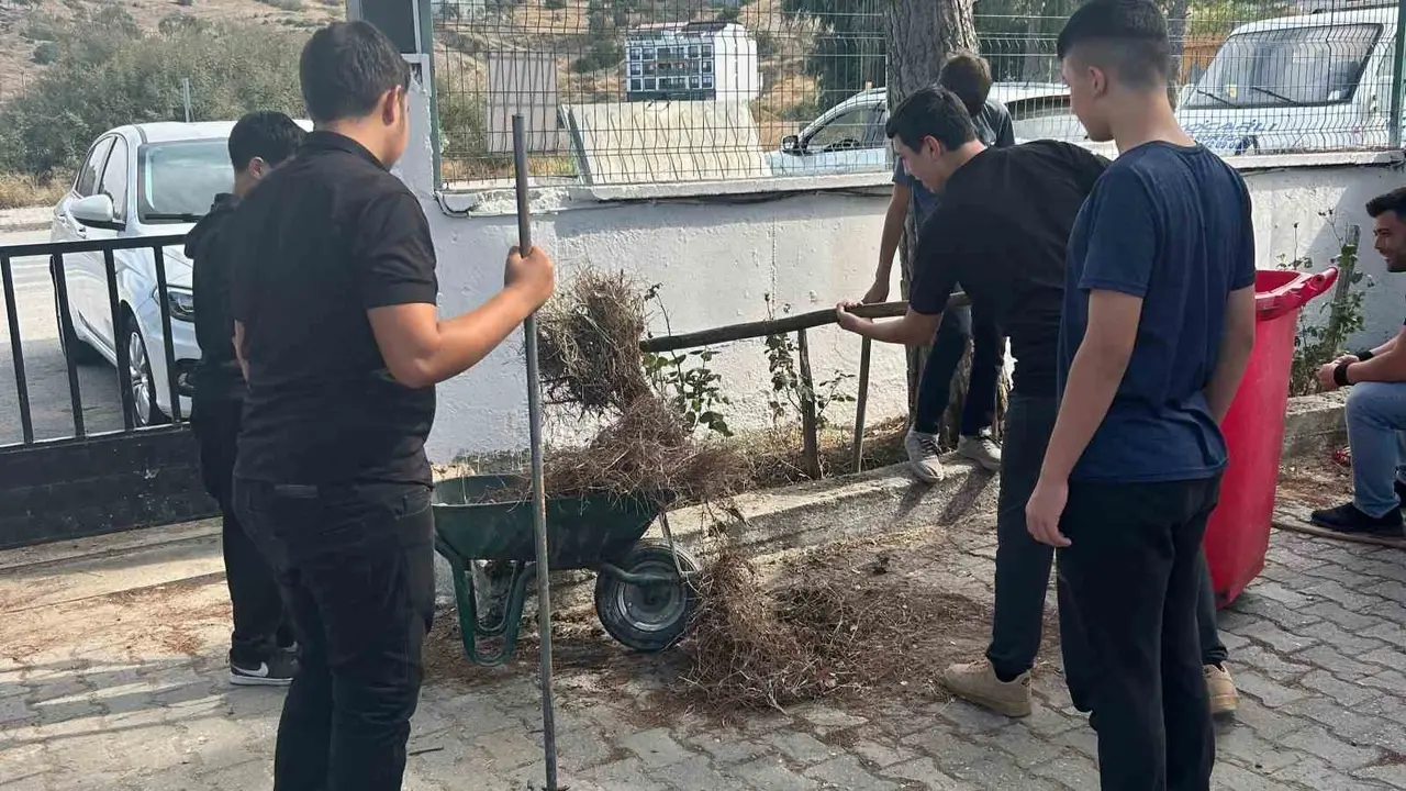 Koçarlı’da öğrenciler okul bahçesini temizleyerek çevre duyarlılığına dikkat çekti