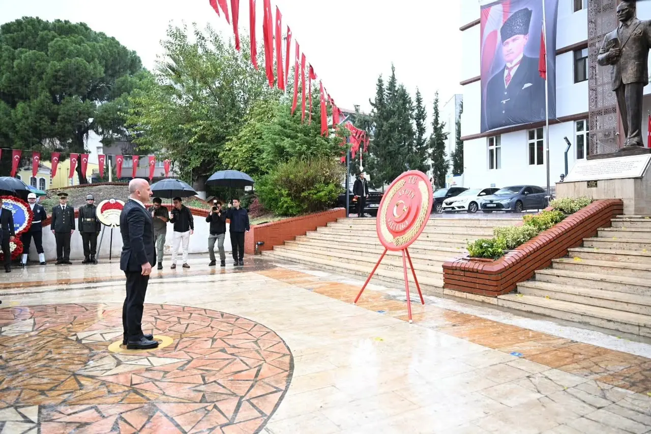 Aydın’da 29 Ekim kutlamaları çelenk sunumuyla başladı