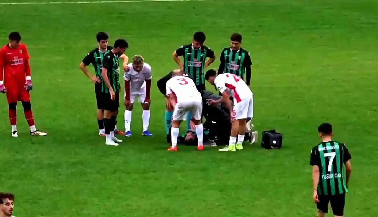 Maçın son dakikalarında fenalaşan futbolcu kalp krizi geçirdi