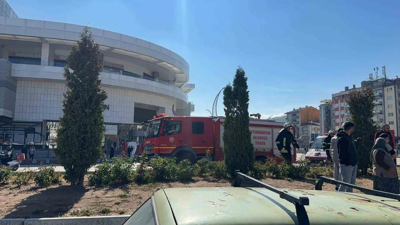 Kontrolden çıkan otomobil araçlara çarpıp ardından yan yattı