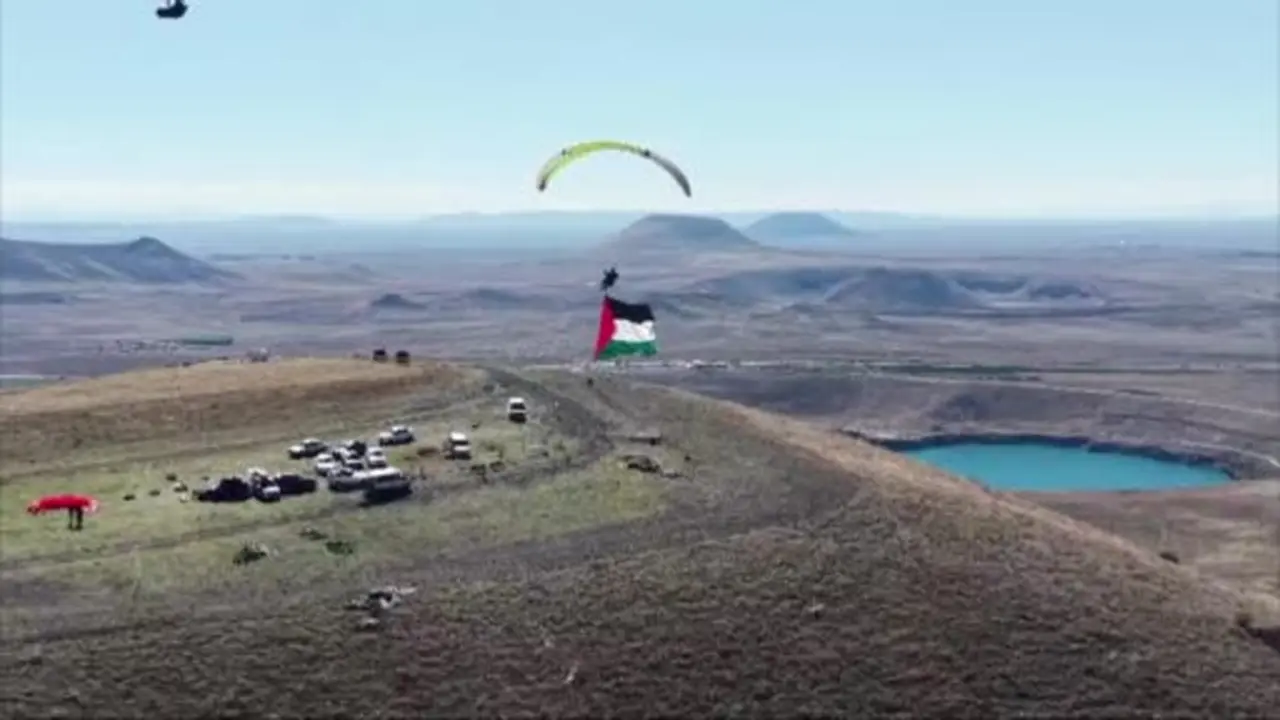 Yamaç paraşütü ile Filistin bayrağı açtı