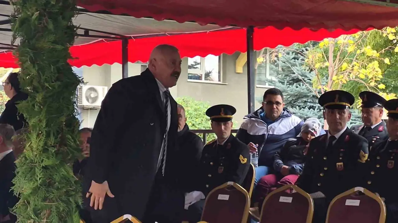 Tören alanında tepki gösteren şehit babası ile Vali Yılmaz resepsiyonda bir araya geldi