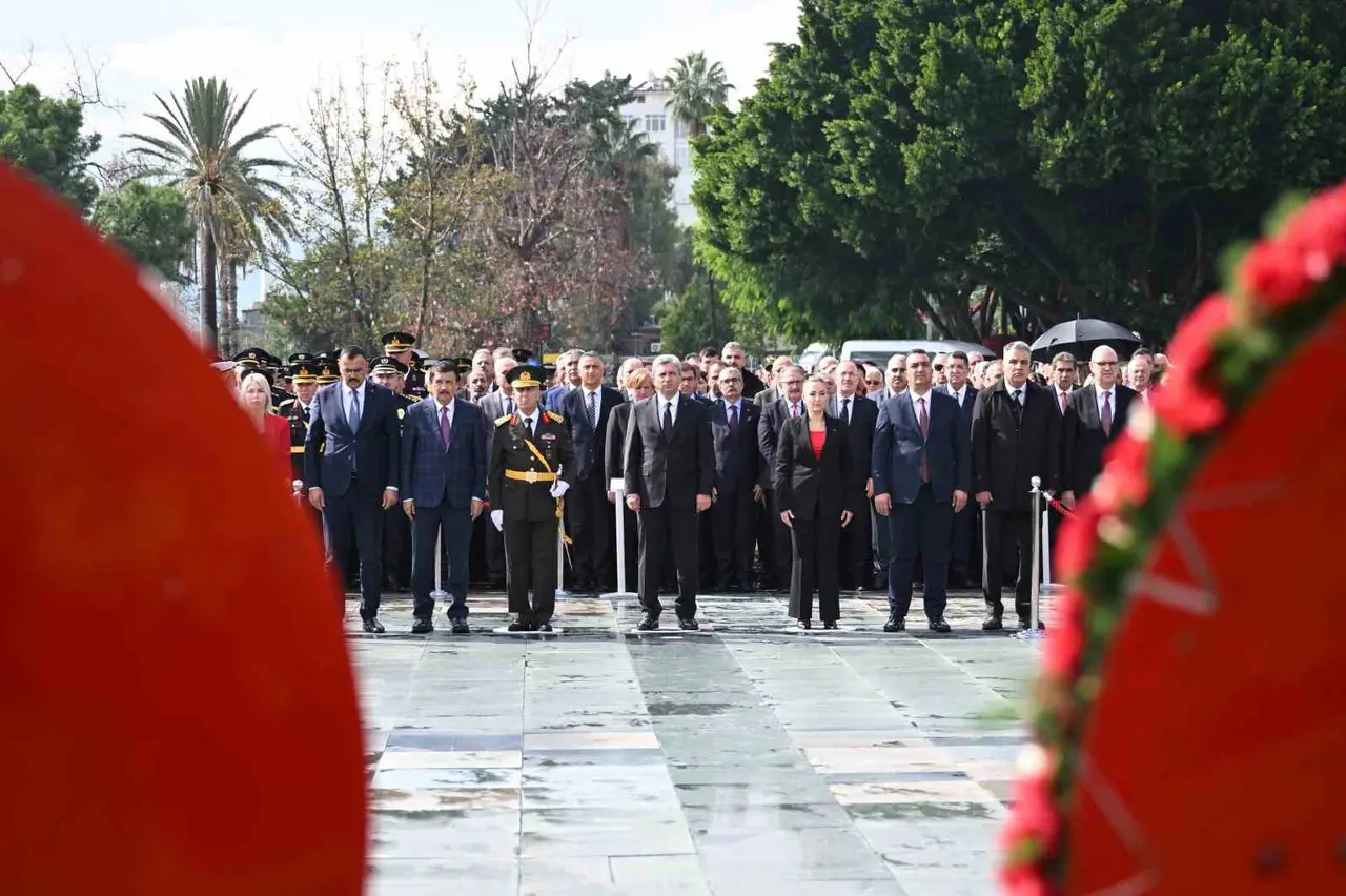 Antalya’da Cumhuriyet Bayramı kutlamaları çelenk töreniyle başladı