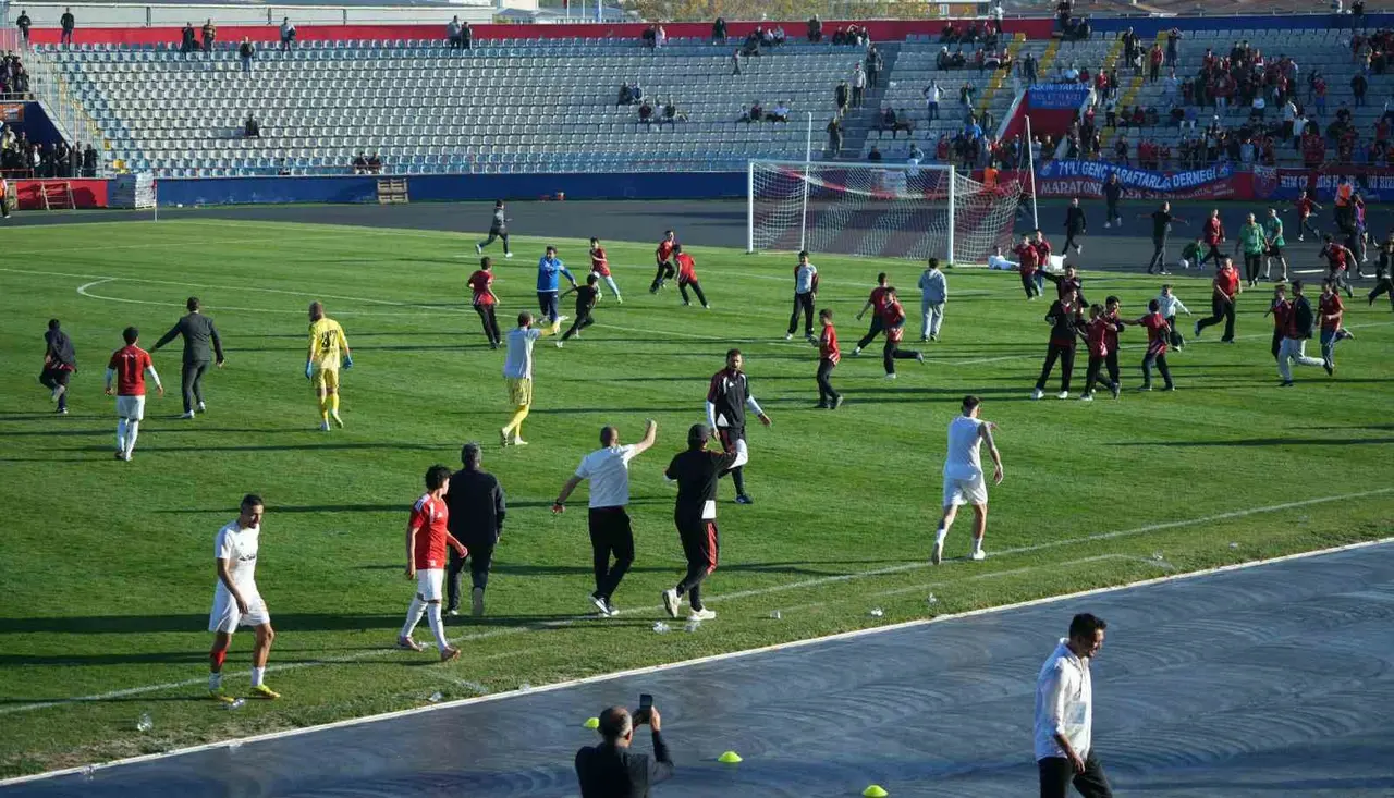 Son dakika golünde saha karıştı: Çocuk taraftarlar maç devam ederken futbolculara koştu