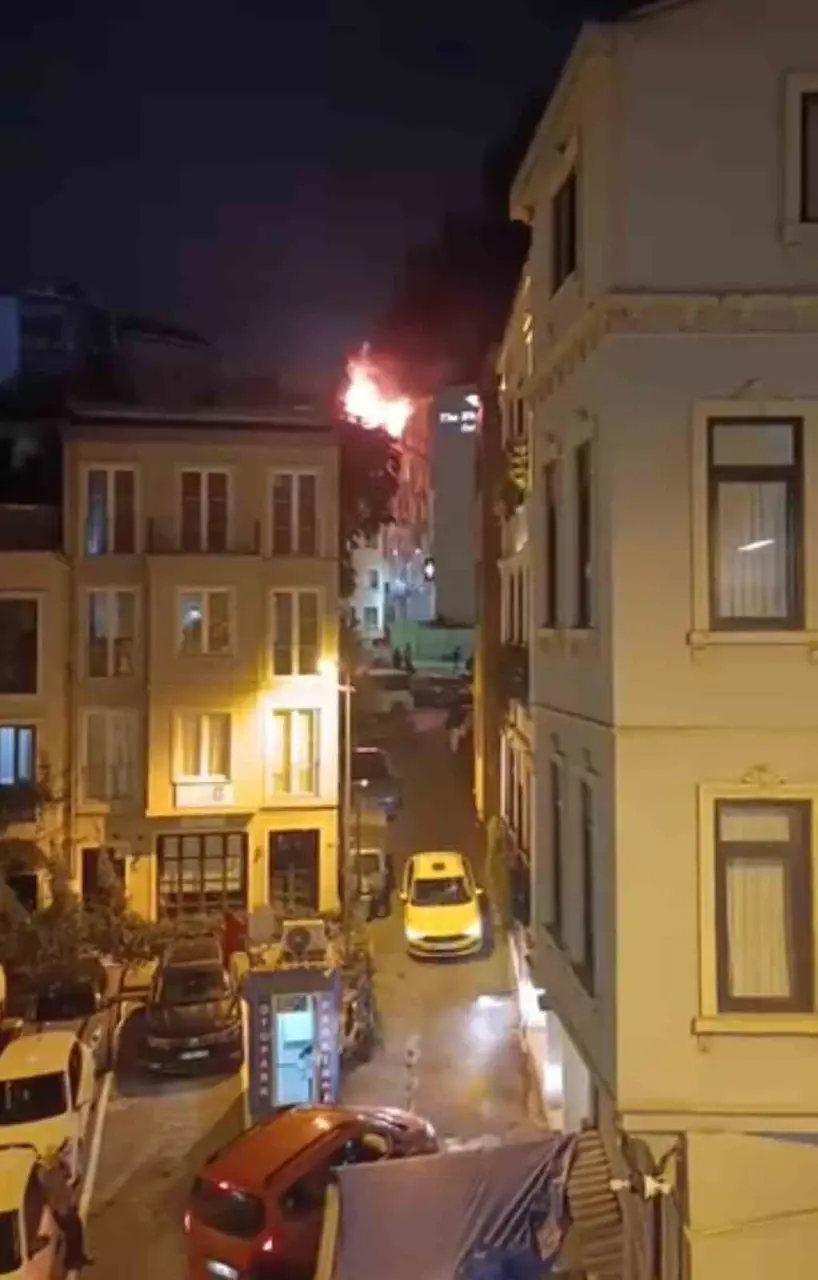 Beyoğlu’nda 6 katlı binanın çatısında korkutan yangın