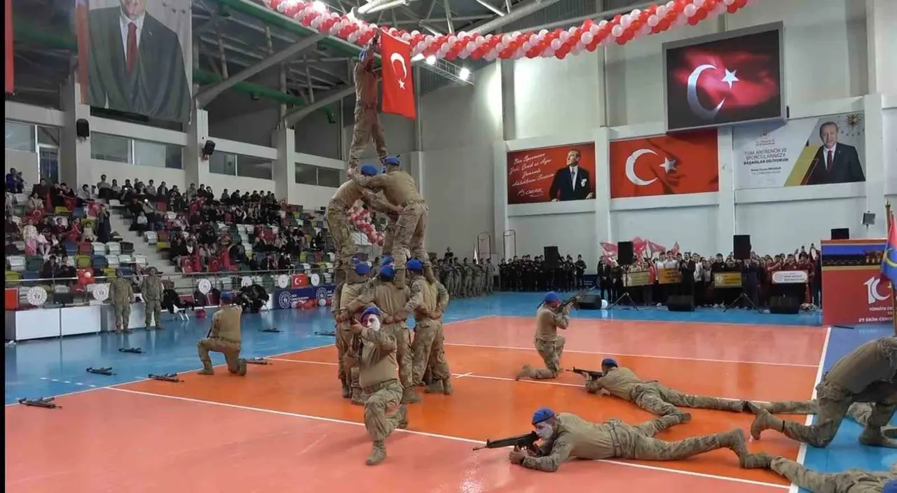 Jandarmadan Türk bayraklı insan piramidi gösterisi