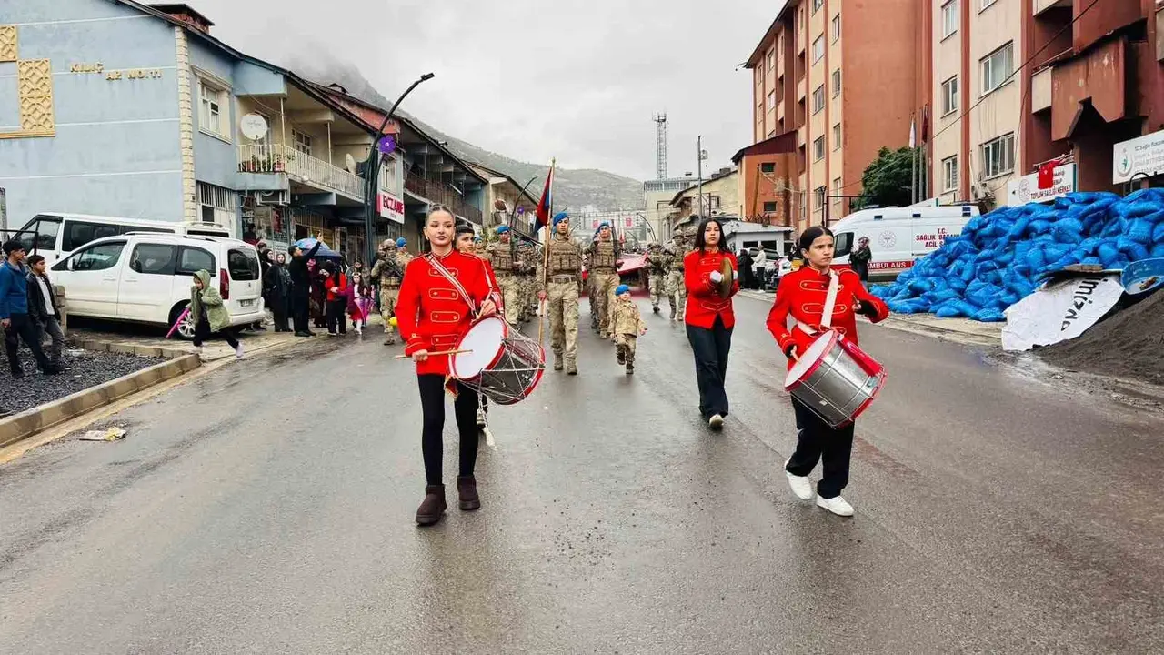 Beytüşşebap’ta minik çocuk yağmurlu havada askerlerin kortejine eşlik etti