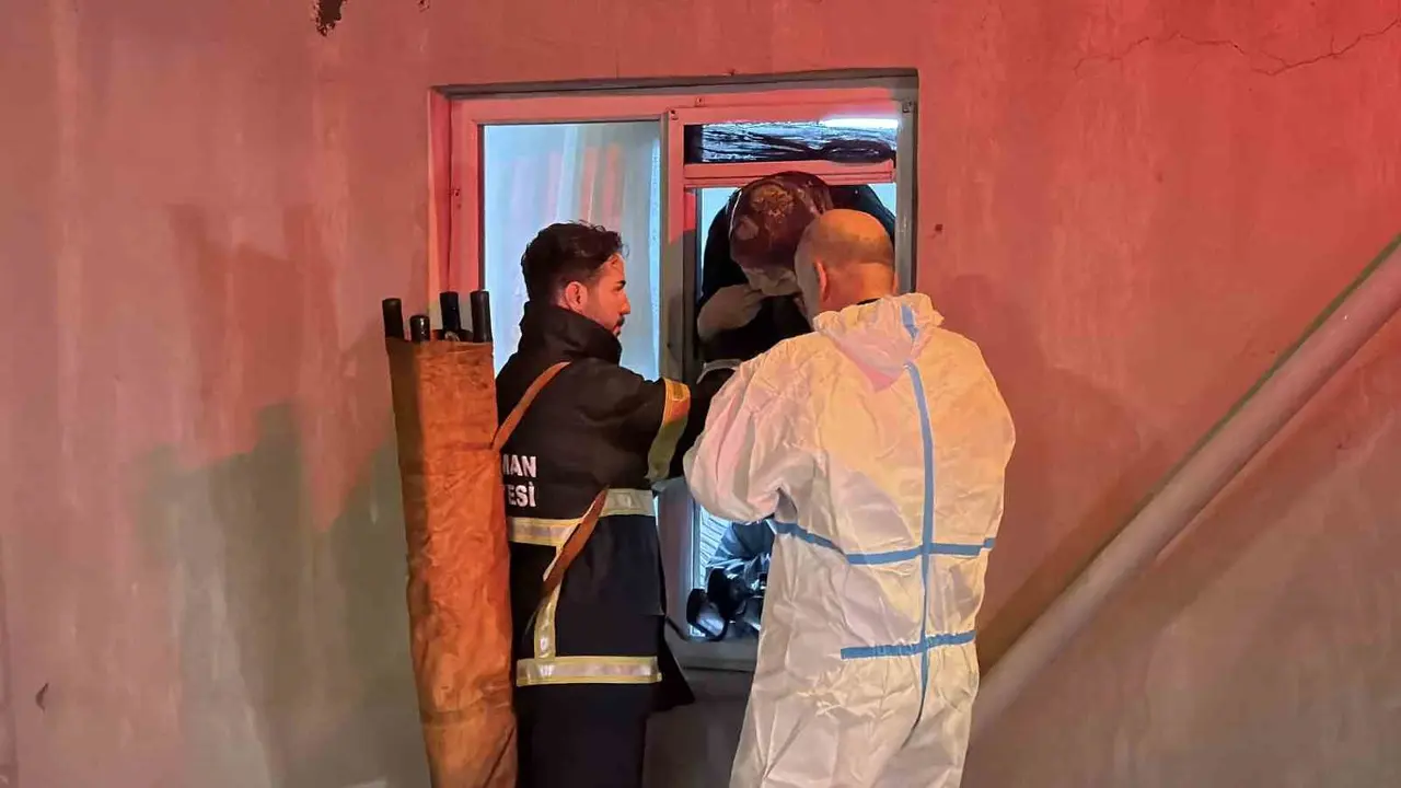 Kapıdan çıkamayan 2 yaşlı kadını itfaiye pencereden kurtardı