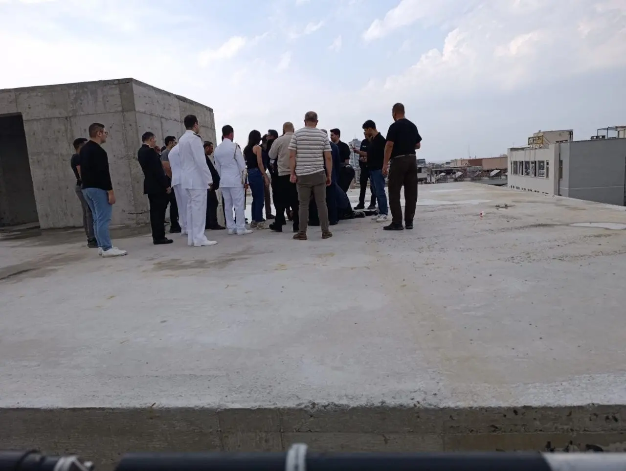 7 katlı binanın tepesinde intihara kalkışan kişi 2 saatlik çabayla ikna edildi