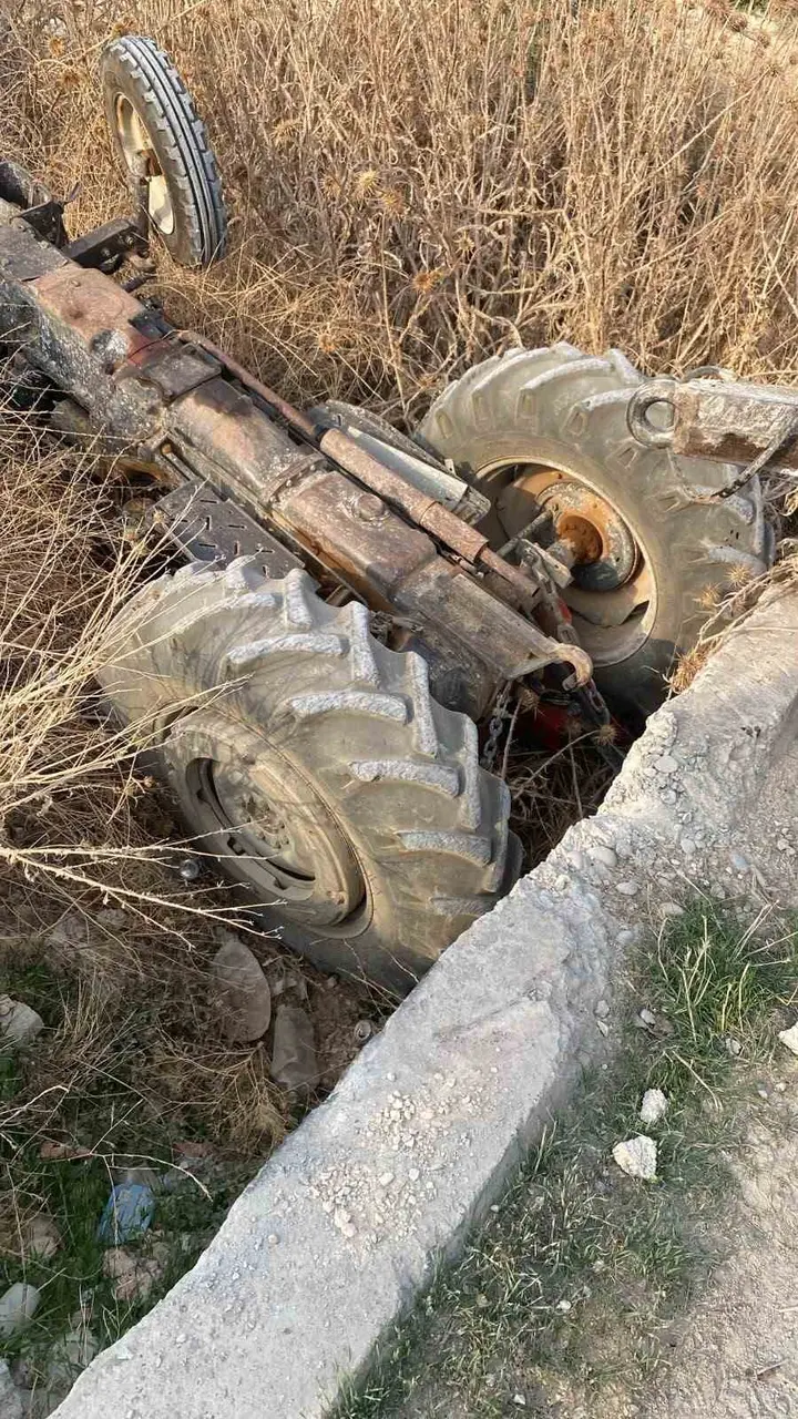 Toprak yüklü traktör dereye uçtu: 1 yaralı