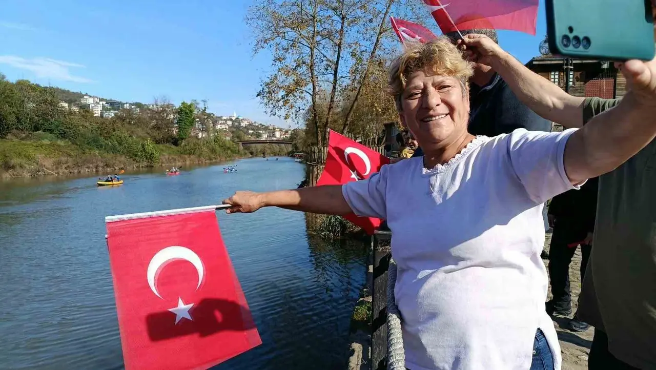 Cumhuriyet coşkusu kanolarla Bartın Irmağı’na taşındı