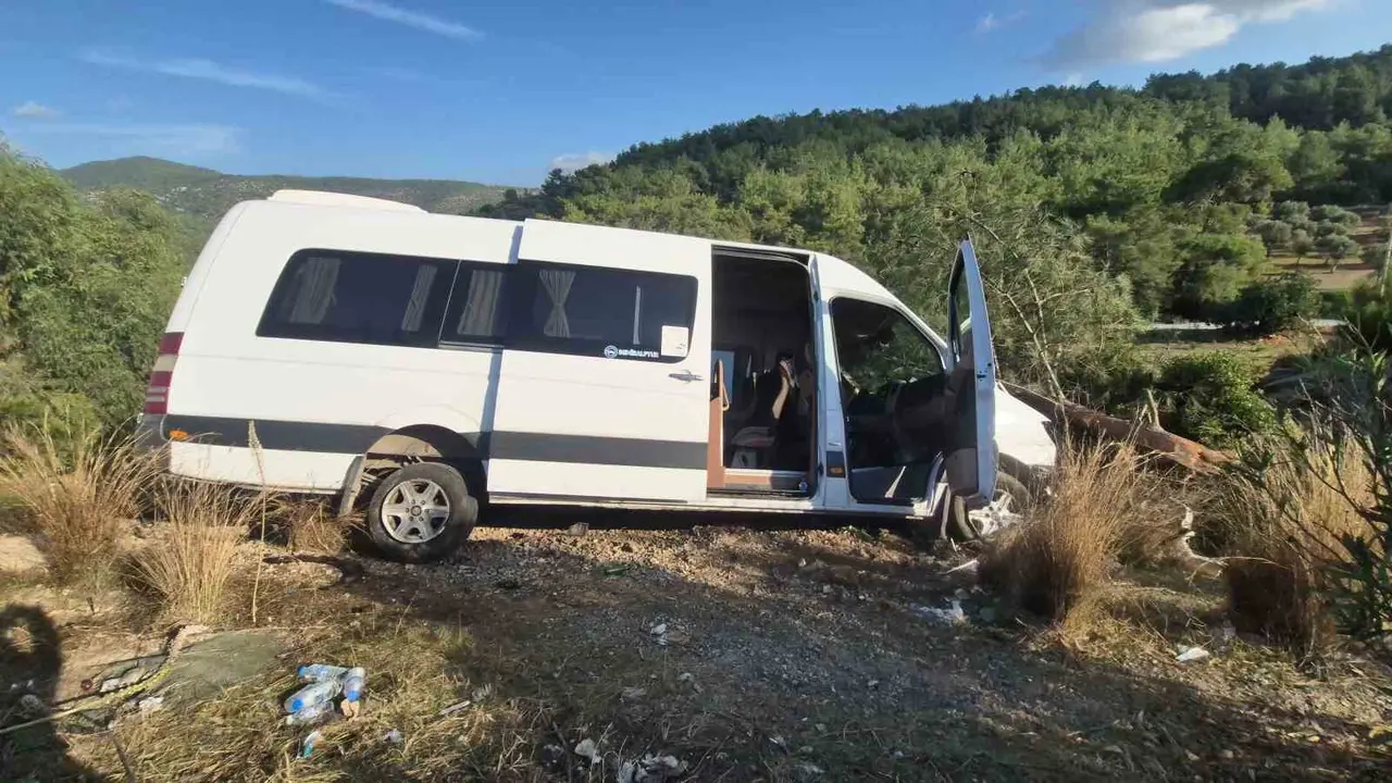 Makas atıp minibüsü şarampole uçurdu: 2 yaralı