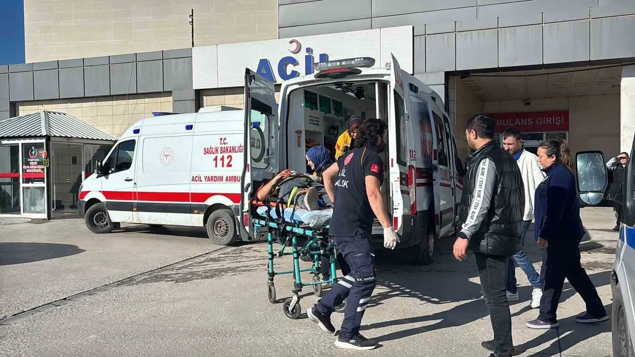 Tavşanlı’da otomobil ile motosiklet çarpıştı: 1’i ağır 2 yaralı