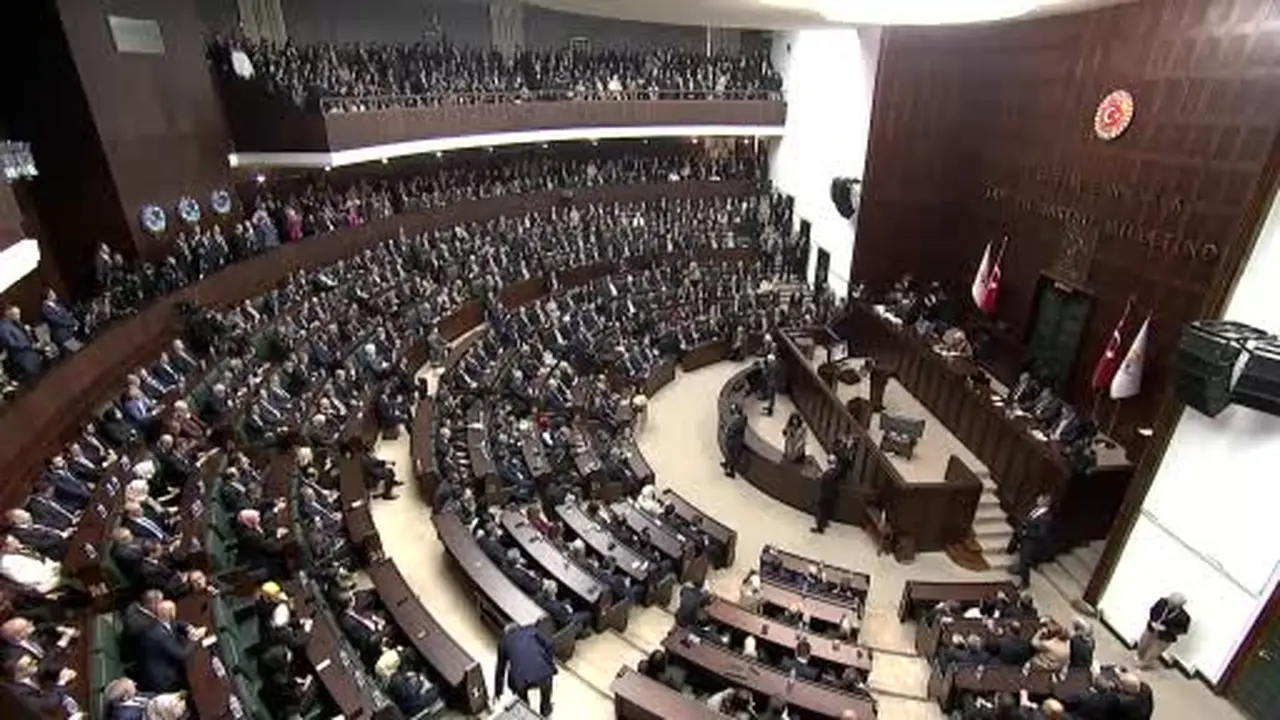 Cumhurbaşkanı Recep Tayyip Erdoğan,"Birisi şuursuzca ’savaştayız’ diyor. Hayırdır kiminle savaştasınız? Hangi düşmana karşı savaş ilan ettiniz? Seferberlik çıktı da bizim mi haberimiz yok? Türkiye işgal edildi de biz mi duyma