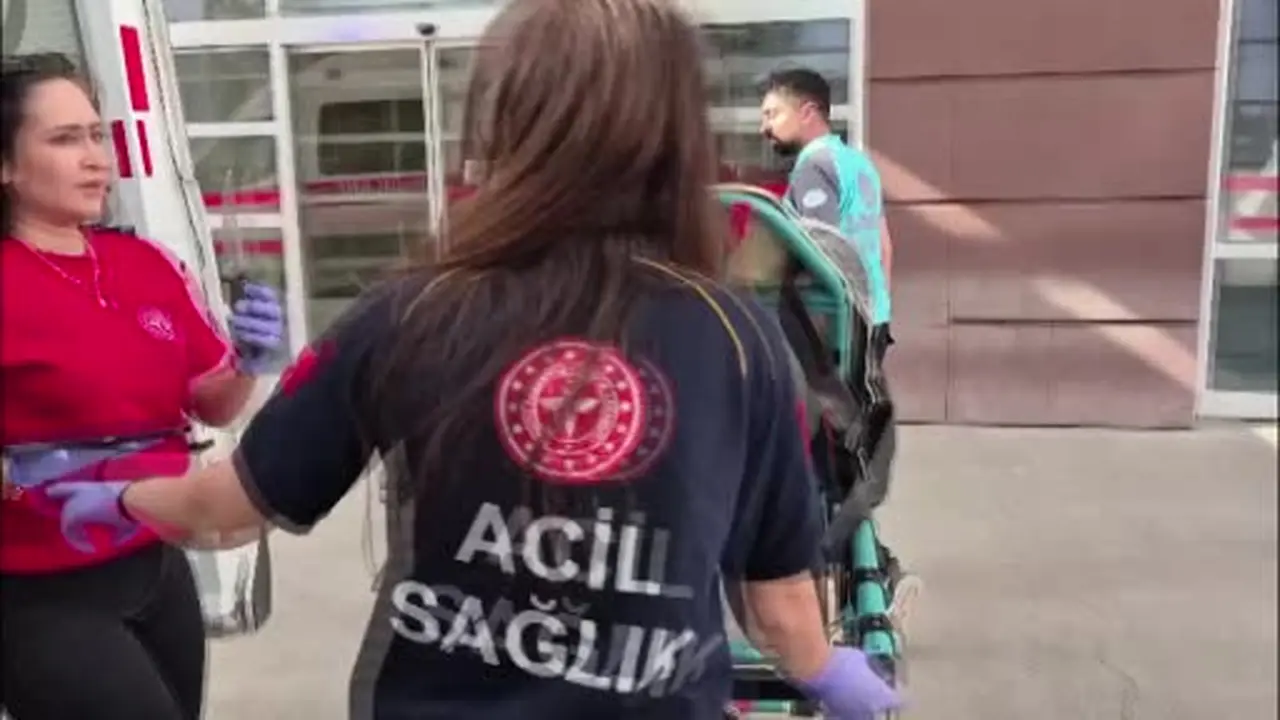 Elinde tuttuğu bıçak kalçasına saplandı