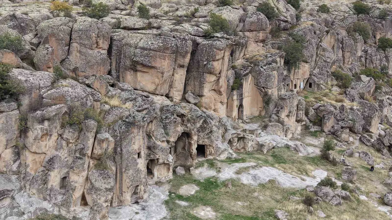 Aksaray’ın Manastır Vadisi kayadan oyma evleri ve doğal güzellikleriyle ilgi çekiyor