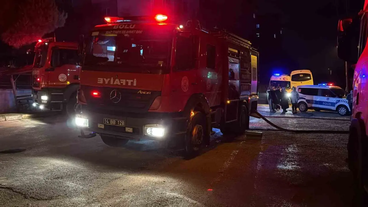 Bolu’da park halindeki tırlar alev alev yandı