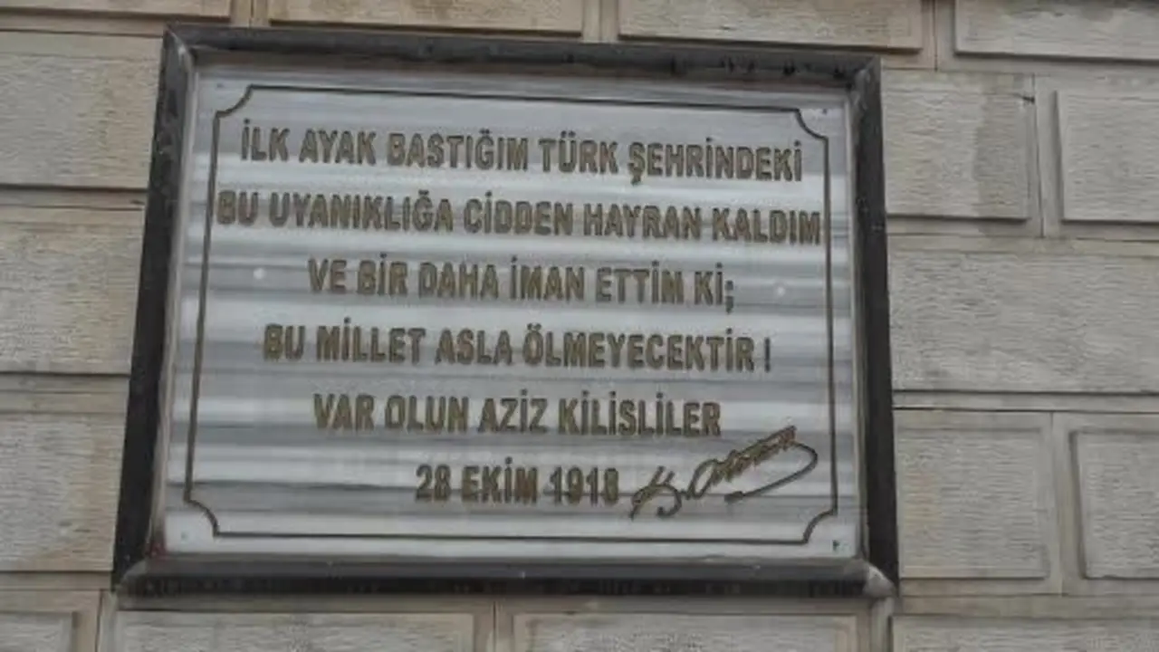 Kilis’te askerleri örnek alan çocuktan yürekleri ısıtan görüntü