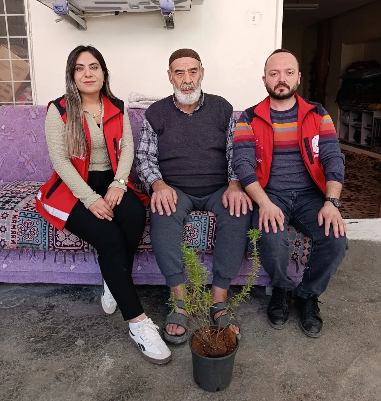 Besni’de yaşlılara fidan dağıtıldı