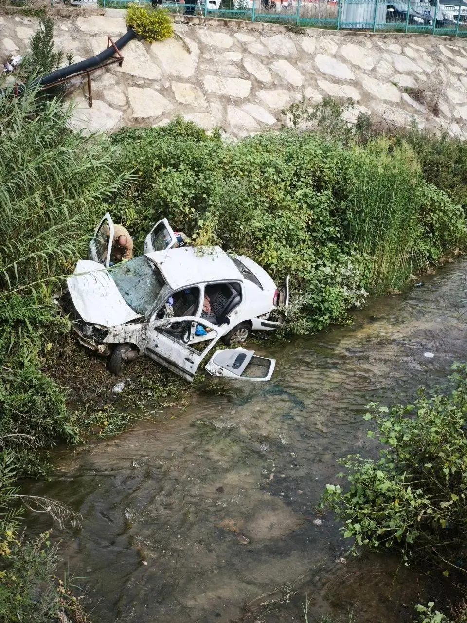 Dereye uçan otomobil hurdaya döndü: 3 yaralı