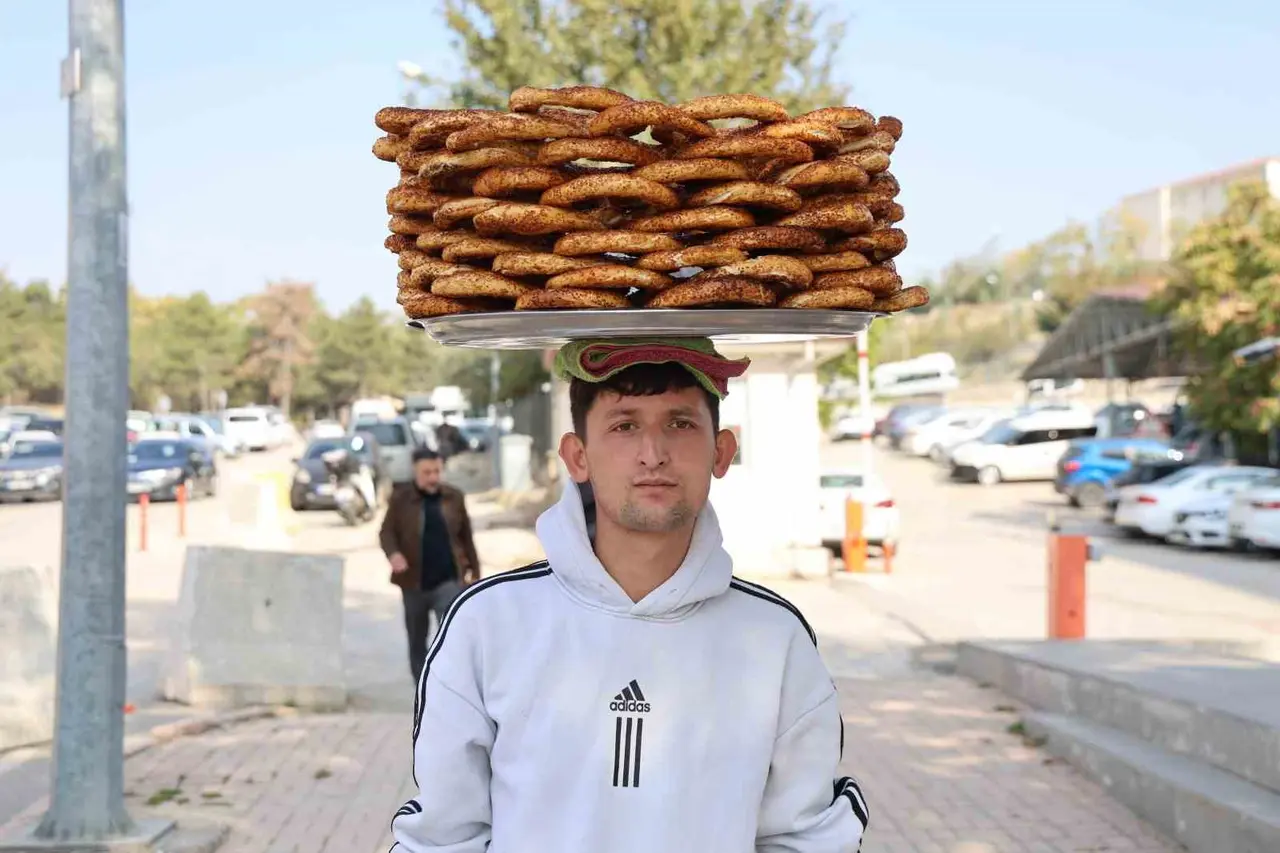 Simit tezgahına not bırakıp KPSS sınavına giren genç: "Aldığı ücreti fazlasıyla içerisine bırakmışlardı"