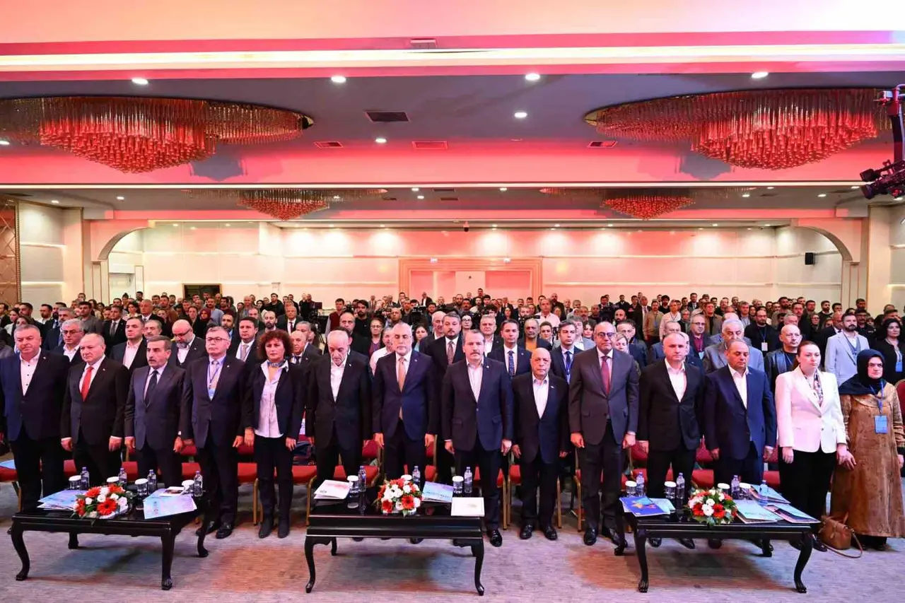 HAK-İŞ Genel Başkanı Arslan: "Dönüşümün maliyetinin çalışanlara ve emek hareketine yüklenmemesini istiyoruz"