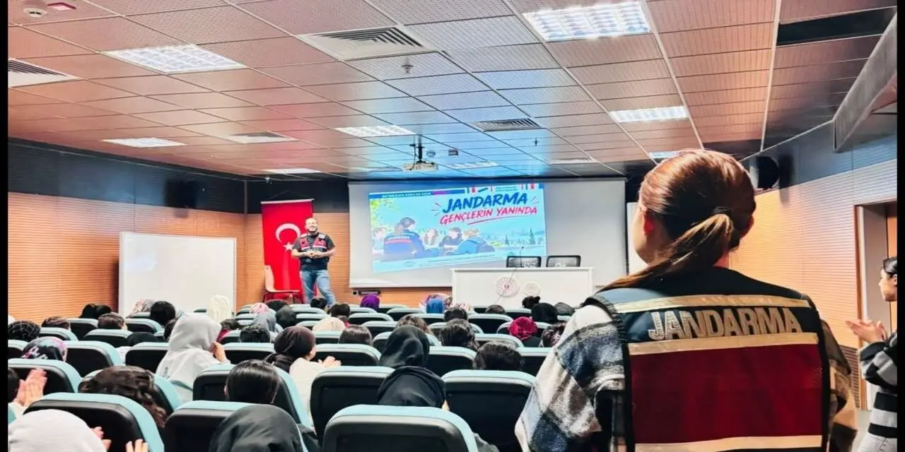 Jandarmadan üniversite öğrencilerine bilgilendirme eğitimi