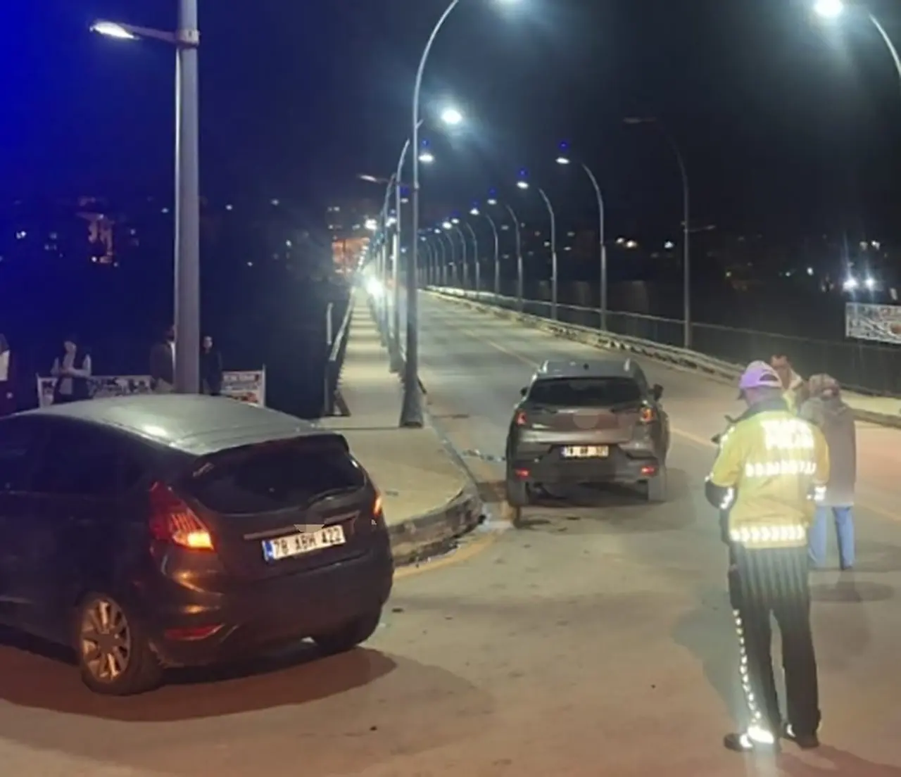 Karabük’te kavşakta iki otomobil çarpıştı: 2 yaralı